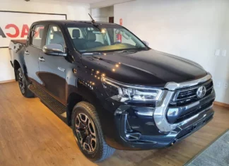 Qual o preço de uma Toyota Hilux 2023 Black? Saiba detalhes Toyota Hilux SRX 2.8 Turbo Diesel / Foto: Facanali Motors