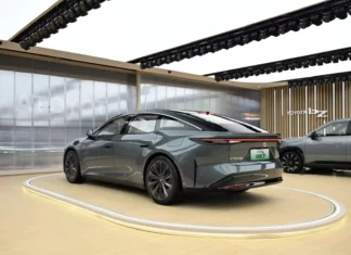 Chega em 2026: Novo Sedan Elétrico da Toyota Surge Pela Primeira Vez