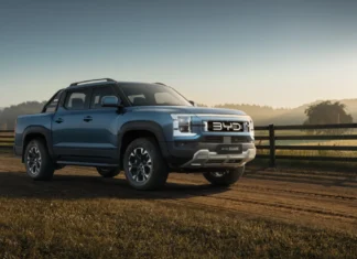 BYD Shark busca evitar impostos com produção na Argentina enquanto Mitsubishi lança Triton Terra no Brasil por R$ 364.990