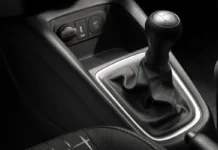 HB20 oferece bônus de R$ 9 mil, enquanto Peugeot 208 reduz preço diretamente em maio, conheça as estratégias